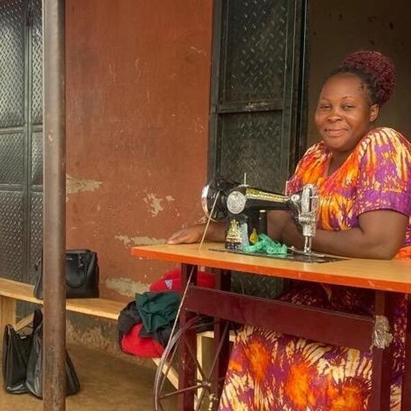  Verkoop zelfgemaakte kleding door moeders van Babysitter Centre